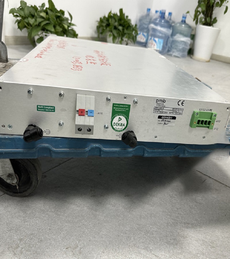 羅芬激光電源維修常見故障 故障一：打開按鍵，設(shè)備不工作 如果激光切割機(jī)在工作過程中，首先要檢查的是整個設(shè)備是否通電，如果沒有通電，一定要插上電源。還要檢查激光切割機(jī)主板的參數(shù)是否正確。如果不是，請務(wù)必參考相關(guān)軟件和其他一些參數(shù)進(jìn)行了解。 故障二：工作狀態(tài)下無激光 在激光切割機(jī)的實際工作過程中，應(yīng)根據(jù)各種情況進(jìn)行有效的檢查。有可能是激光切割機(jī)出現(xiàn)這種情況是因為光路發(fā)生了偏移。這種情況下需要調(diào)整光路，否則線路可能會出現(xiàn)一系列問題。那么，如果是這種情況，可以通過點(diǎn) ray 的方式插入電源的型號來判斷。 故障三：激光斷斷續(xù)續(xù) 激光切割機(jī)工作時，可能會出現(xiàn)斷斷續(xù)續(xù)的情況?？赡苁撬h(huán)不是特別順暢。檢查并清潔相關(guān)水箱。水泵是否通暢，定期疏通水管。 羅芬激光電源維修模塊或者電源板：HPC 891-2燒壞、短路、輸出電壓高于標(biāo)稱值、輸出電壓低于標(biāo)稱值、過熱、卡機(jī)等故障。 維修羅芬激光電源缺點(diǎn)及修補(bǔ)方法 常見缺點(diǎn)： １，高壓打火，高壓線接頭處太靠近鐵殼部分。 ２，無光，電扇不轉(zhuǎn)，保險絲斷。 ３，能夠強(qiáng)制發(fā)光，不能主板控制發(fā)光。前級低壓控制部分壞。 ４，電流不能調(diào)度，電流控制部分壞。 ５，總是燒保險絲，歸于功率管短路壞。 激光電源的修補(bǔ)方法有以下幾種： １、替換關(guān)鍵元件法。一般不發(fā)光，可先換放大管４６０或４５０，再考慮換高壓包。 ２、電壓檢測法。 ３、通電調(diào)查法。