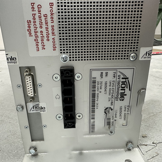 德國Honle UV設(shè)備電源維修故障：UV電子電源調(diào)光動(dòng)態(tài)響應(yīng)速度快，從待機(jī)到全功率輸出時(shí)間只要 8毫秒，無任何系 統(tǒng)震蕩;可以與PLC連接進(jìn)入人工界面操作，可作出10%的長時(shí)間待機(jī)，徹底避免系統(tǒng)穩(wěn)定 時(shí)間長，安全性能低等弊端，同時(shí)徹底改變了依靠電容來調(diào)節(jié)燈光的強(qiáng)弱控制方式，且電容的耐壓強(qiáng)度遠(yuǎn)遠(yuǎn)不夠。PLC安裝接線簡單，操作方便，無須密封安裝在箱體內(nèi)，可安裝在通風(fēng)良好的地方，大幅度節(jié)省安裝、運(yùn)輸成本。 德國Honle UV設(shè)備電源維修方法： 1、高頻方波技術(shù)( 18KHZ方波輸出），比傳統(tǒng)UV變壓器增加20%以上的UV能量輸出，能夠以閃光燈模式工作，降低能耗; 2、軟開關(guān)啟動(dòng)系統(tǒng)，大幅度減低啟動(dòng)時(shí)間(約45秒)，延長燈管使用壽命; 3、單片機(jī)動(dòng)態(tài)控制技術(shù)，使電源轉(zhuǎn)換效率達(dá)到更高，自動(dòng)找到燈管的工作電壓和電流，自動(dòng)進(jìn)行調(diào)整燈管的工作參數(shù); 4、高速IGBT以及軟開關(guān)技術(shù)，響應(yīng)速度快，從待機(jī)到全功率輸出時(shí)間只要 8MS; 5、功率調(diào)幅技術(shù)，輸出功率10%~100%無級(jí)可調(diào)，長期待機(jī)功率僅要10% 6、相位平衡技術(shù)，功率因素96%，，無沖擊電流;