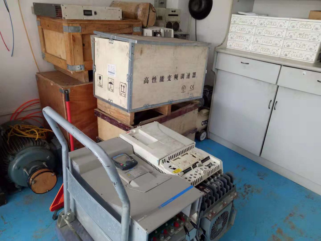 測試盒是自己開發(fā)的，用它干什么？ 英國Gsi公司的cw600激光電源，在上一代激光雕刻設(shè)備中多有應(yīng)用，現(xiàn)在任然在生產(chǎn)制造商發(fā)揮作重要作用。Cw600的控制器是cw200，由于牽涉到很多外部檢測，維修現(xiàn)場是無法帶載測試的，這個控制盒就是針對激光電源維修二開發(fā)的。 Gsi cw600電源輸出最大可達18-22a，一般雕刻時用十幾個安培，由于啟動時燈管超高阻抗，必須提升電壓才能點亮燈管，這個提升高壓達1000v左右，測試盒可以在電源電壓提升了接通假負載，5kw的假負載，可將輸出電流提高到9.5a左右。可以說，如果過得了測試，電源維修成功率可高達95%以上，是維修這個電源的法寶。